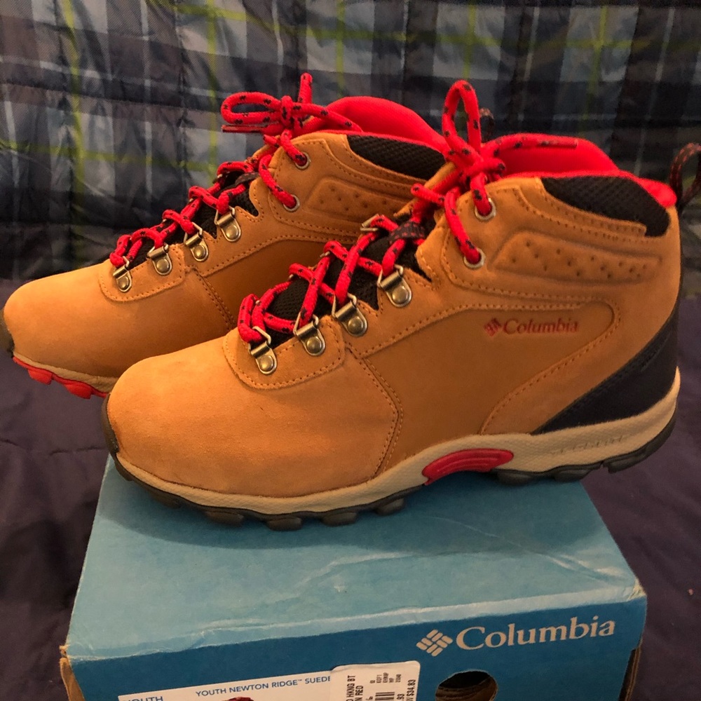New in Box girls Columbia hiking boots